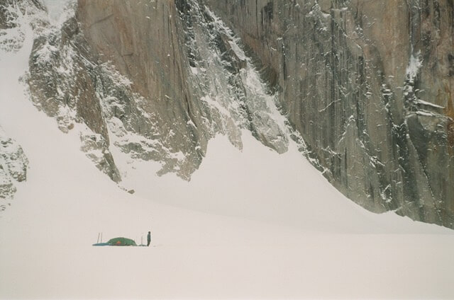 Camping au pied des roches sur l'ile de Baffin
