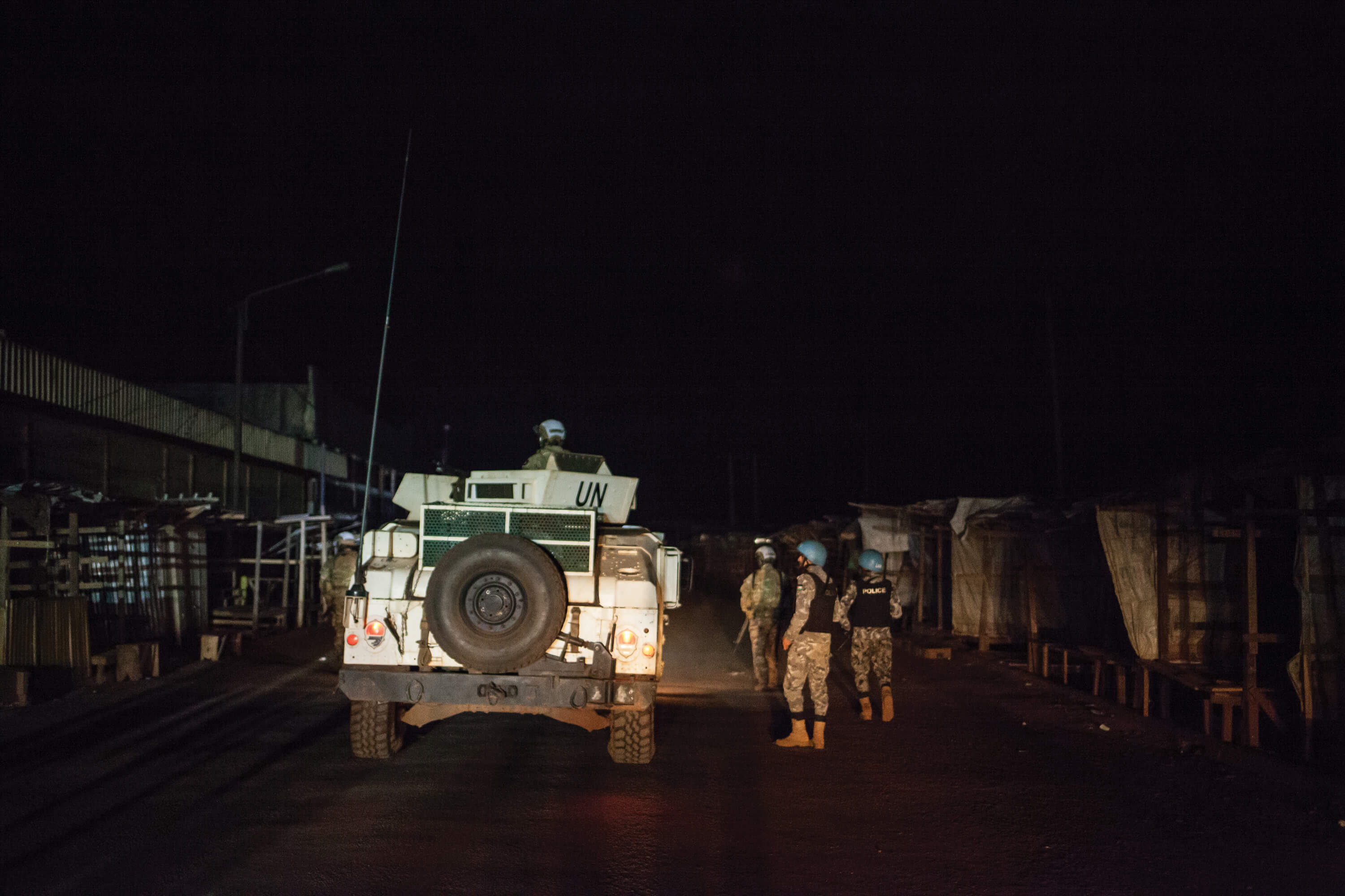 Casques bleus des forces portugaises et jordaniennes en patrouille au marché de Pk5, Bangui.