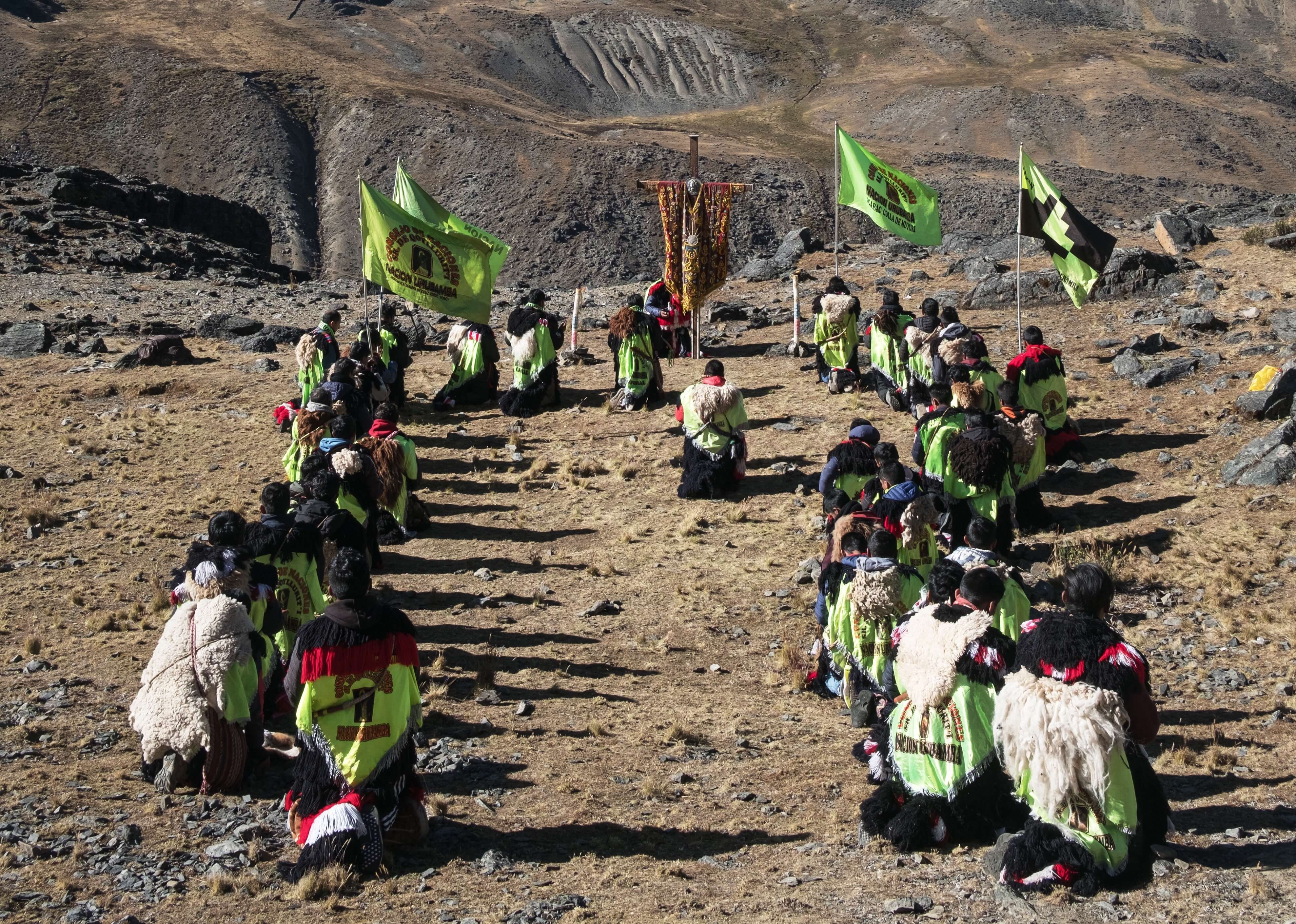 Les Ukukus de la nation urubamba sont réunis en prière pour saluer l’astre du jour au sommet du mont Qolqepunku, dans un paysage devenu pratiquement désertique. Après le lever du soleil, ils procèdent à différentes cérémonies. Ceux qui en sont à leur pr
