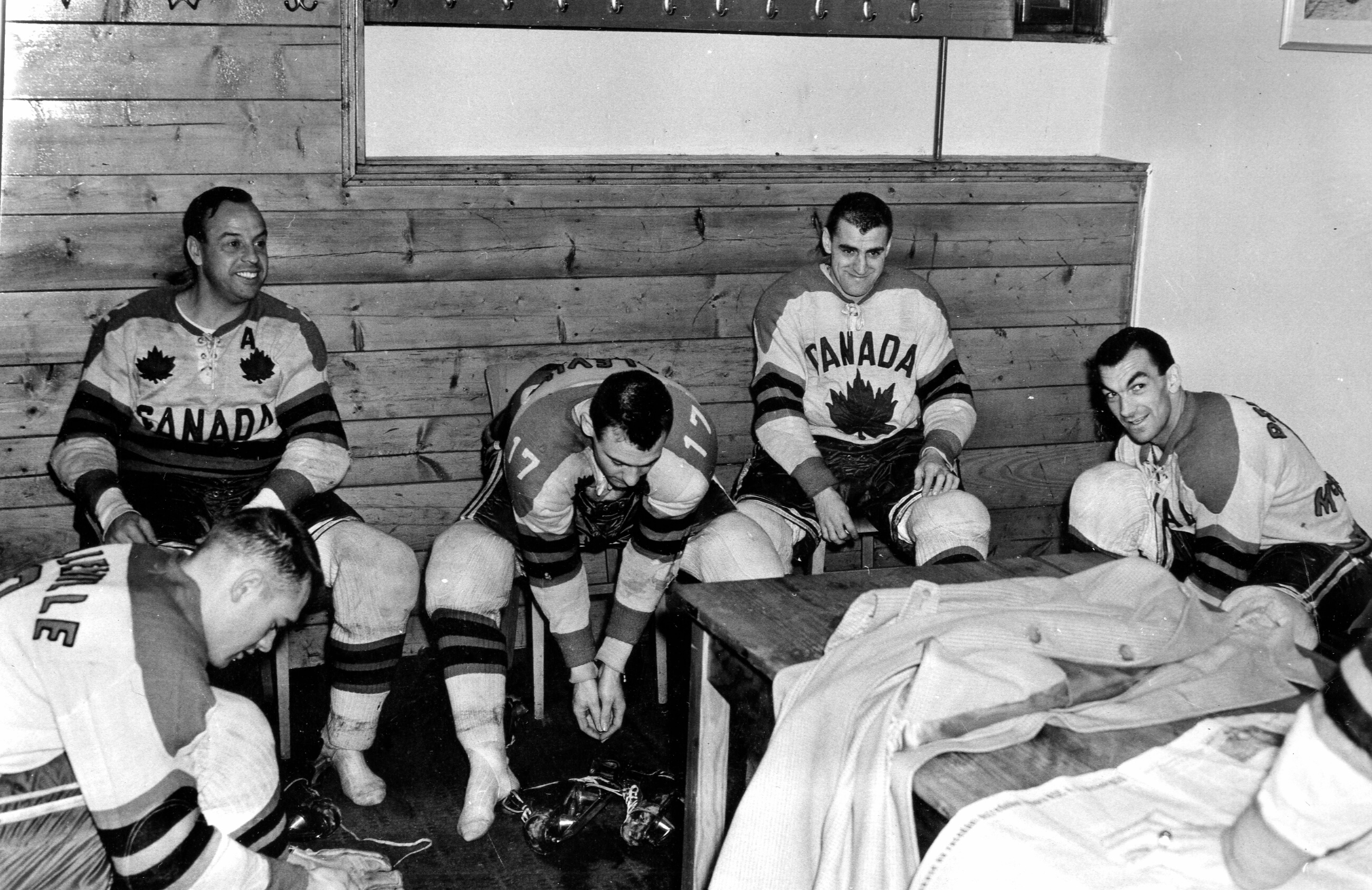 Une partie de l’équipe canadienne à la coupe du monde de hockey de 1959, à Prague