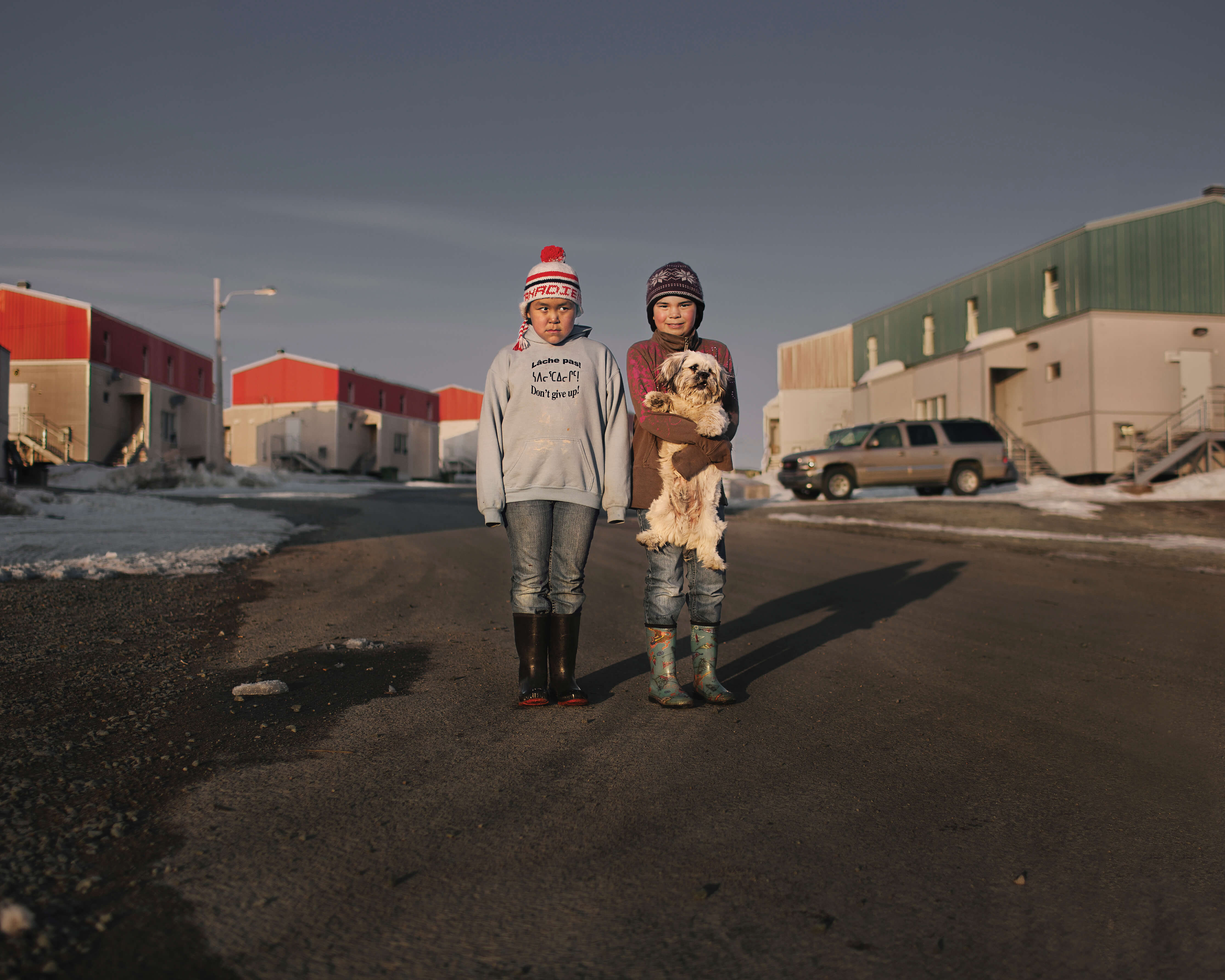 Deux jeunes filles du village d'Umiujaq, dans le Nord du Québec. (Benoit Paillé)