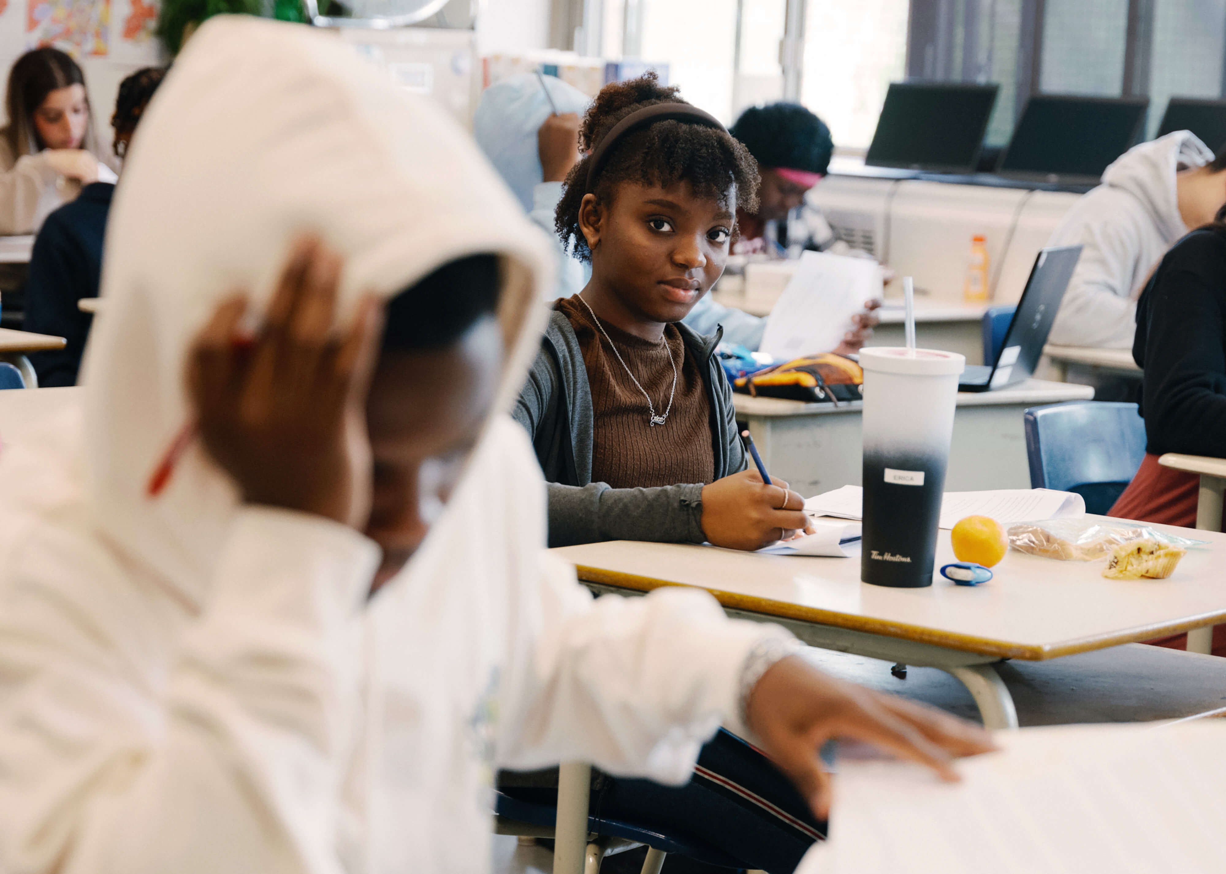 Une classe de l’école Amos passe l’examen de français tant redouté.