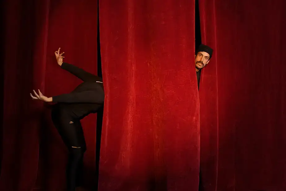 Étienne Lou et Gabriel-Antoine Roy dans La grande mascarade.