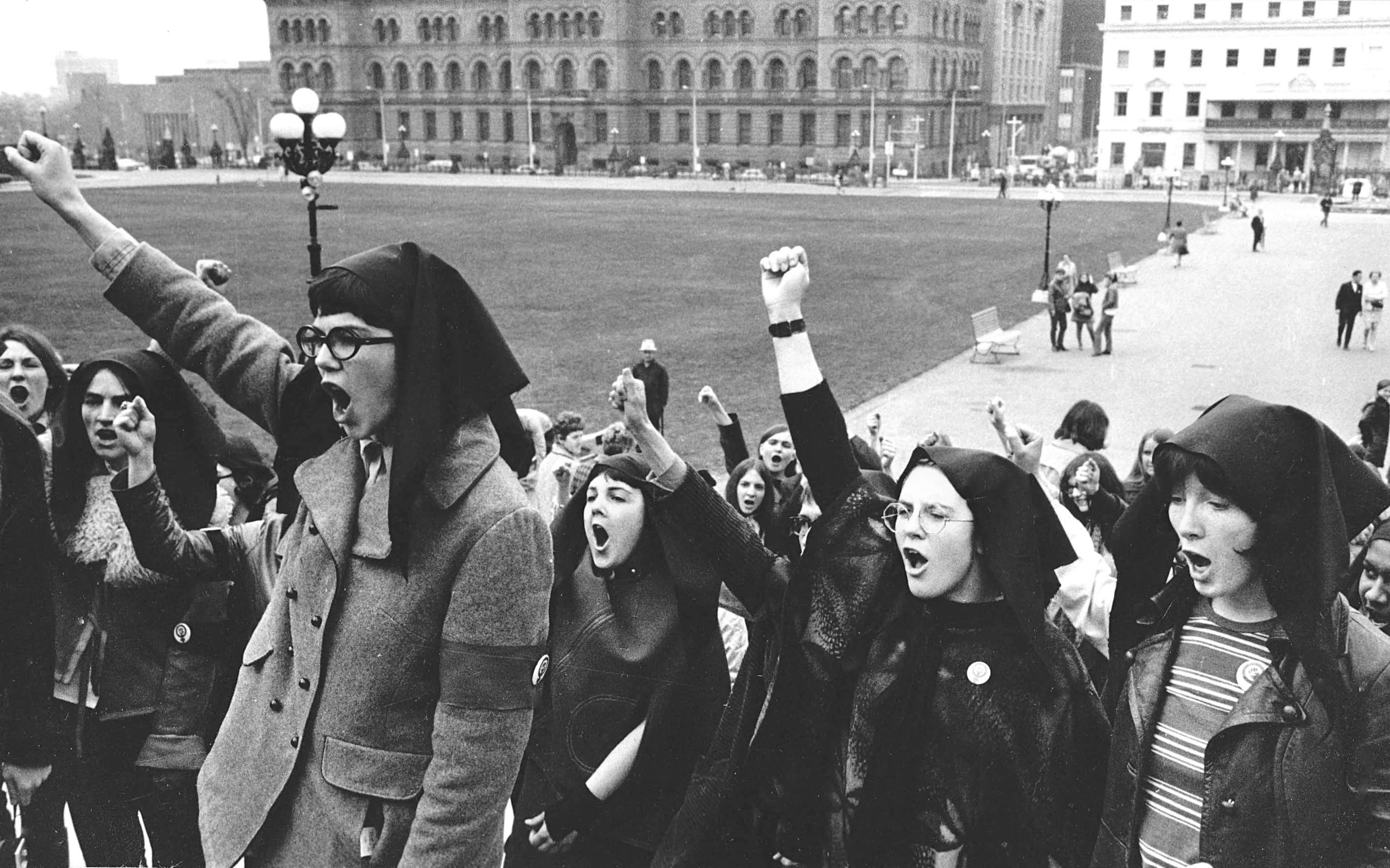En 1970, des femmes manifestent devant le Parlement du Canada, réclamant la légalisation de l’avortement.