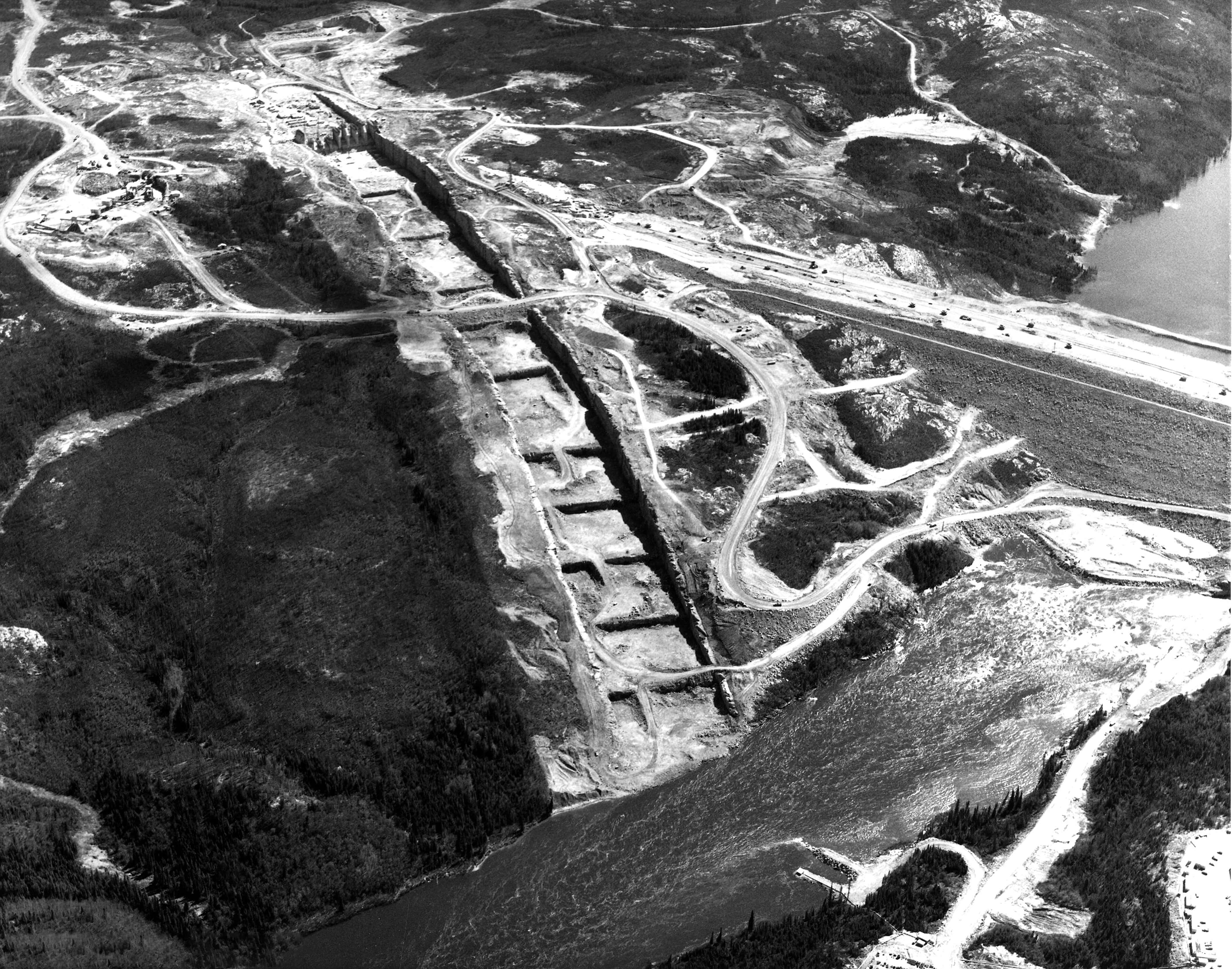 Construction de l’évacuateur de crues de l’aménagement La Grande-2, à la Baie-James, autour de 1978 (Archives d’Hydro-Québec, 
F05/Société d’énergie de la Baie-James).