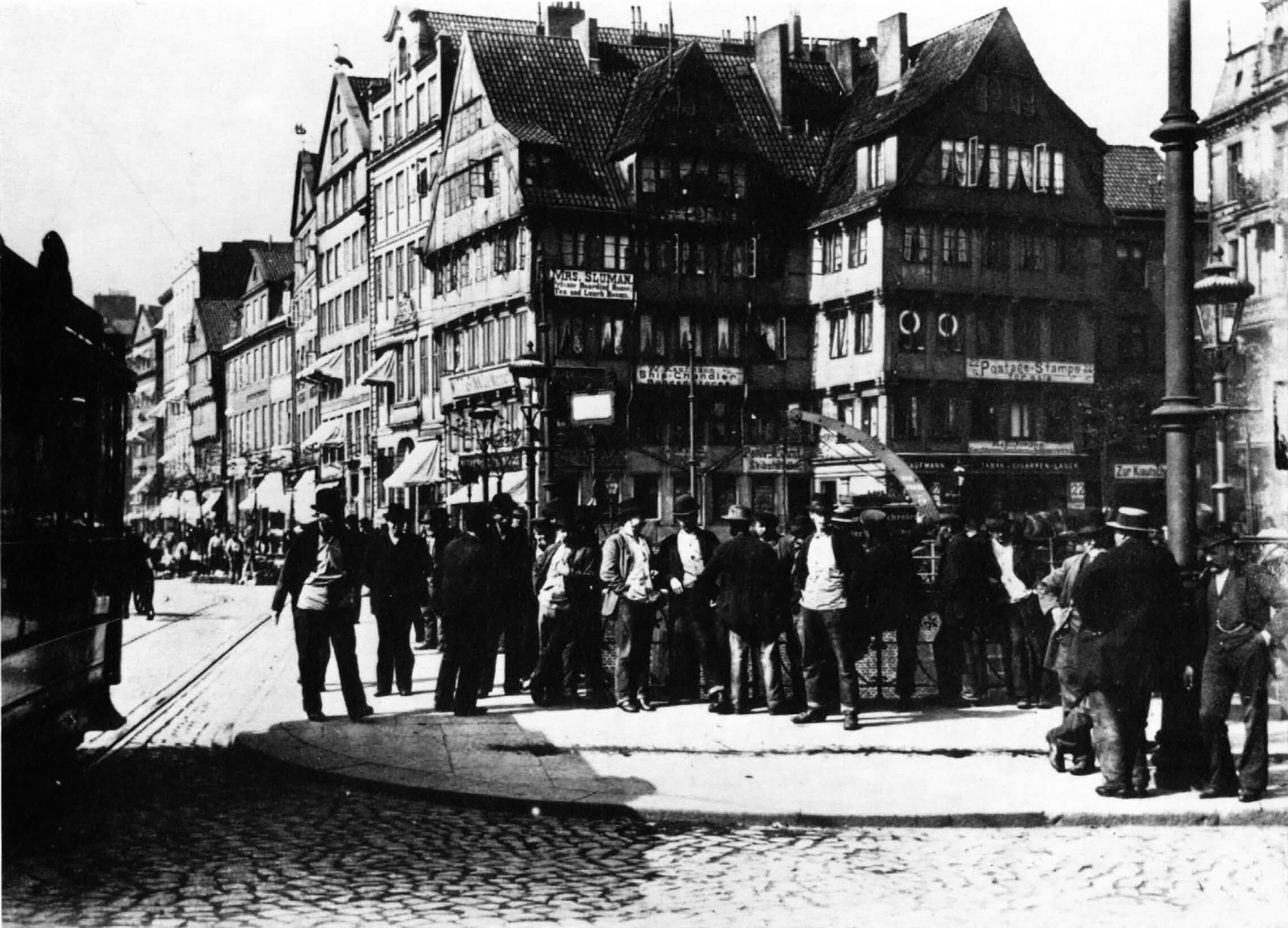 Des ouvriers attendent d’être embauchés près du port de Hambourg, en 1899 (Johann Hamann).