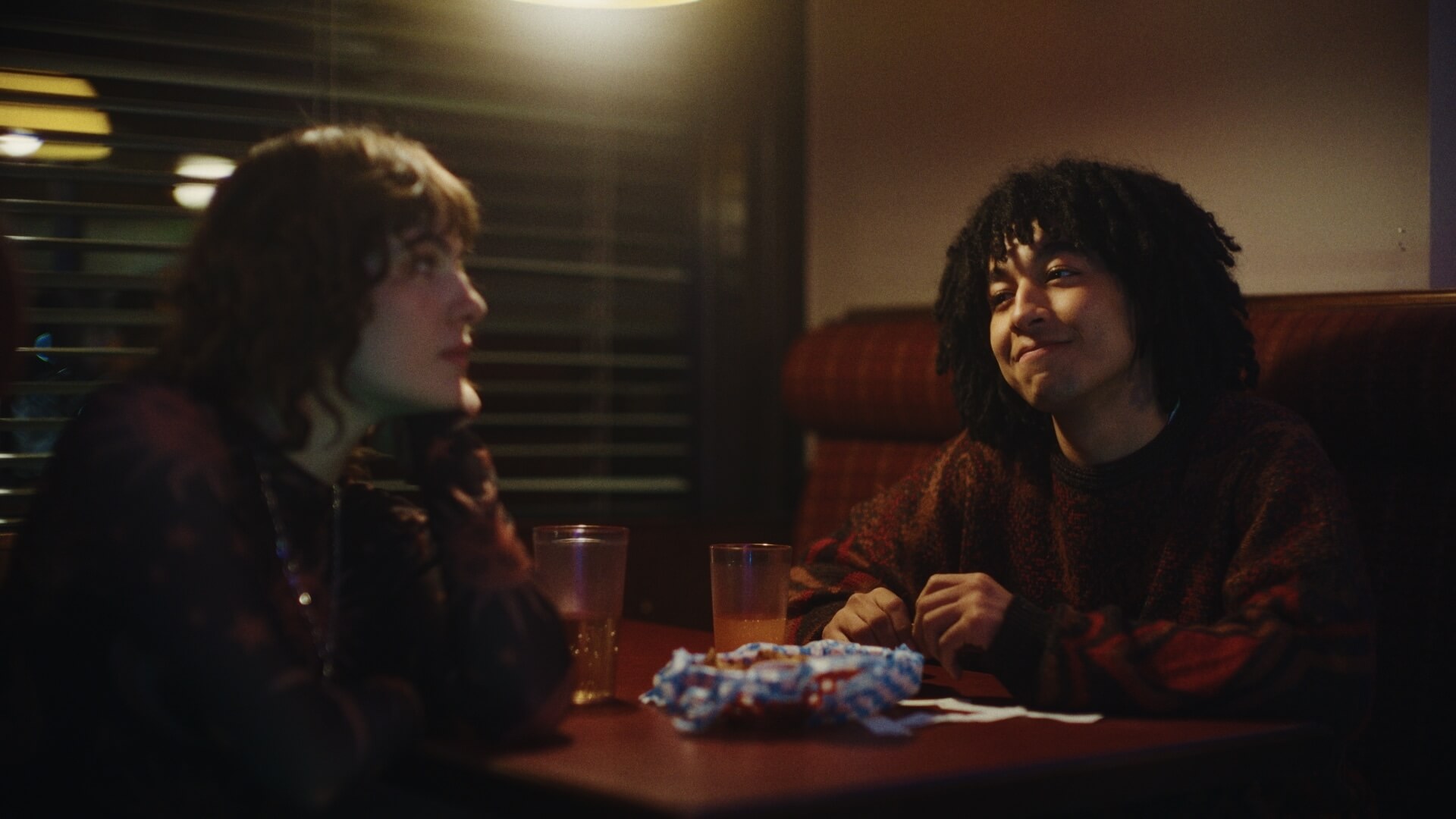 Kelly Depeault et Farès Chaanebi incarnent avec magnétisme Fred et Oscar dans la série «La nuit devant nous».