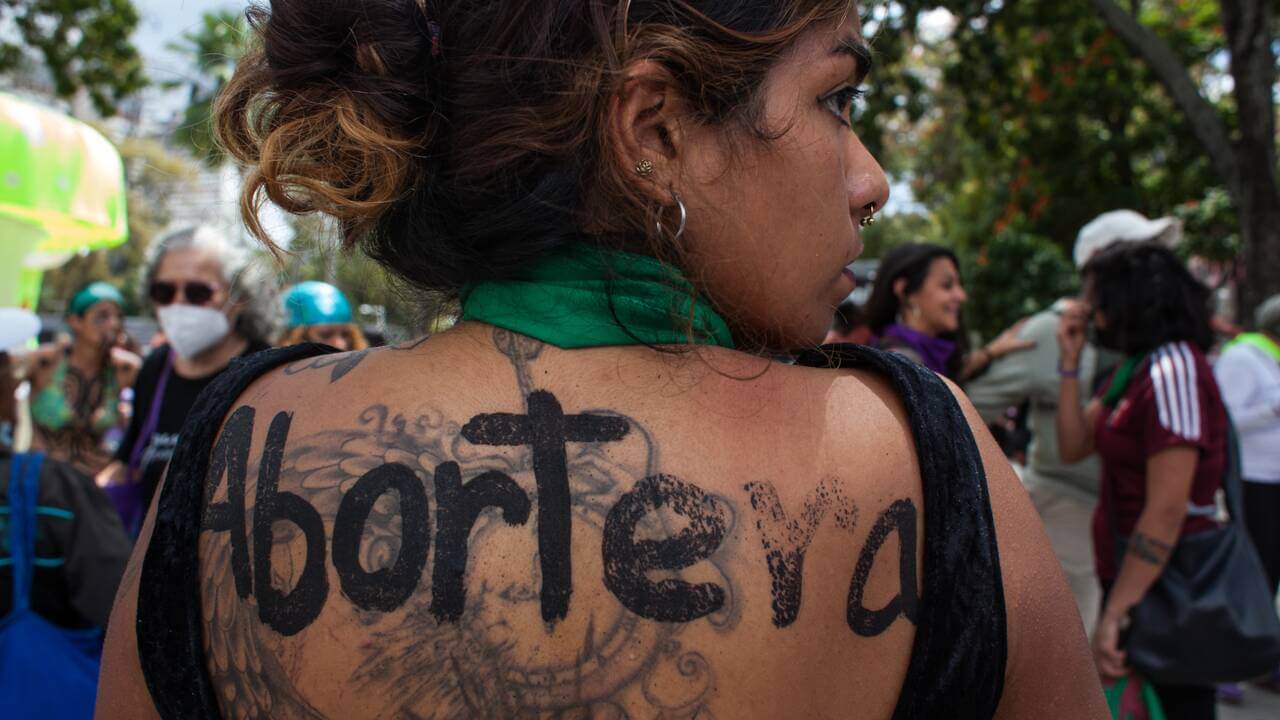 Une manifestante pro-choix lors d'un rassemblement pour la journée internationale du droit des femmes, le 8 mars 2022 à Caracas au Venezuela.