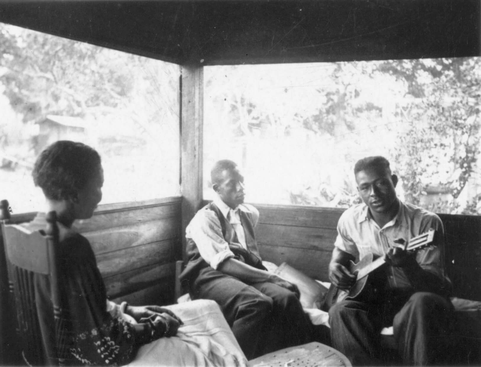 Alan Lomax, Zora Neale Hurston, Rochelle French et Gabriel Brown, Eatonville, Floride, 1935. Library of Congress.
