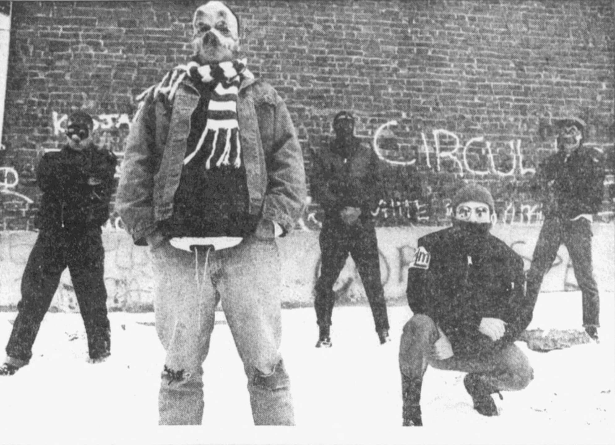 Des skinheads antiracistes prennent la pose pour un article publié dans la Montreal Gazette du 29 novembre 1989 sous le titre «New Gang in Town»