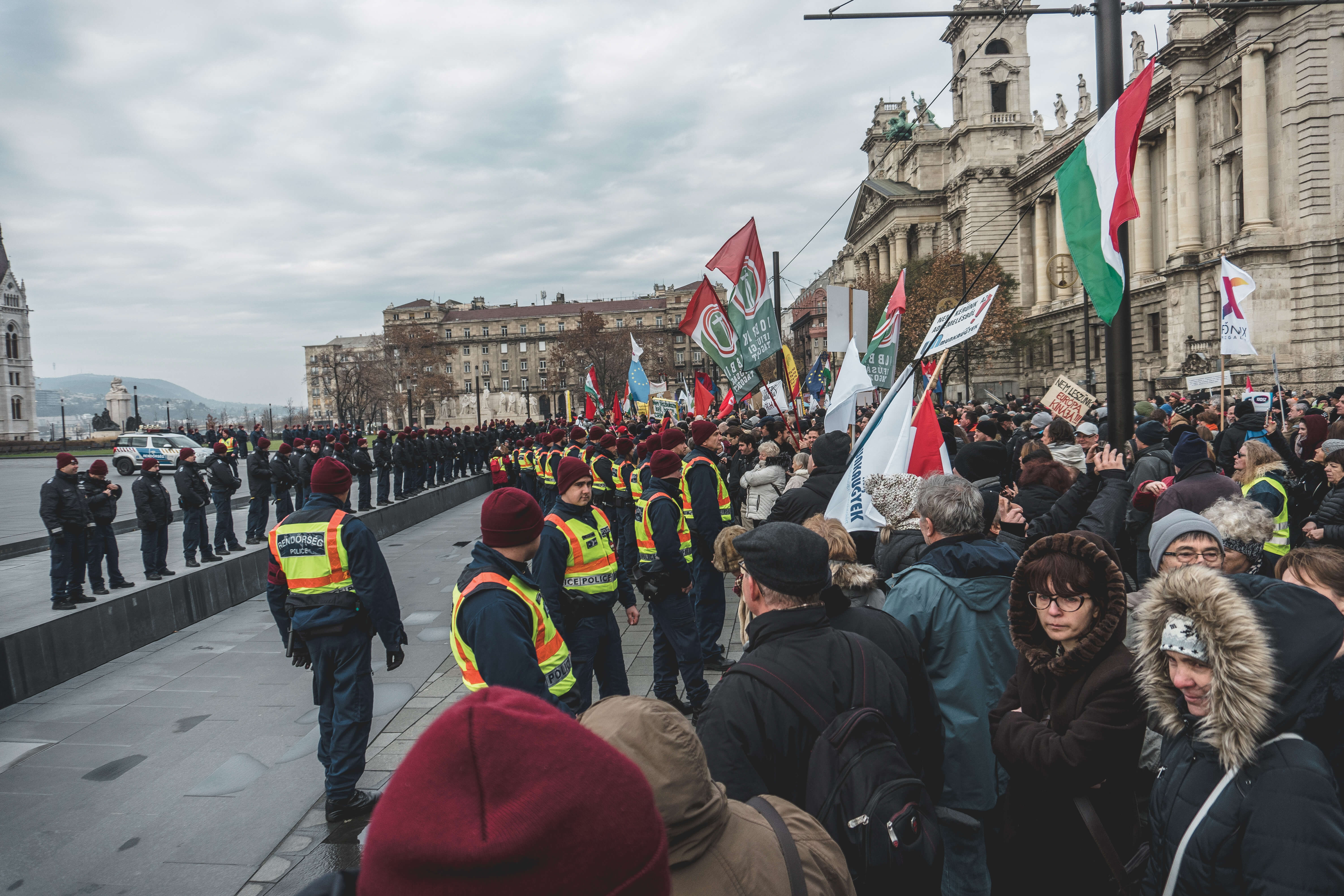 Le 8 décembre 2018, face à l’ampleur des manifestations, le gouvernement a clôturé les abords du parlement hongrois. En soirée, la foule est finalement parvenue à briser le cordon policier et à envahir la place Kossuth.