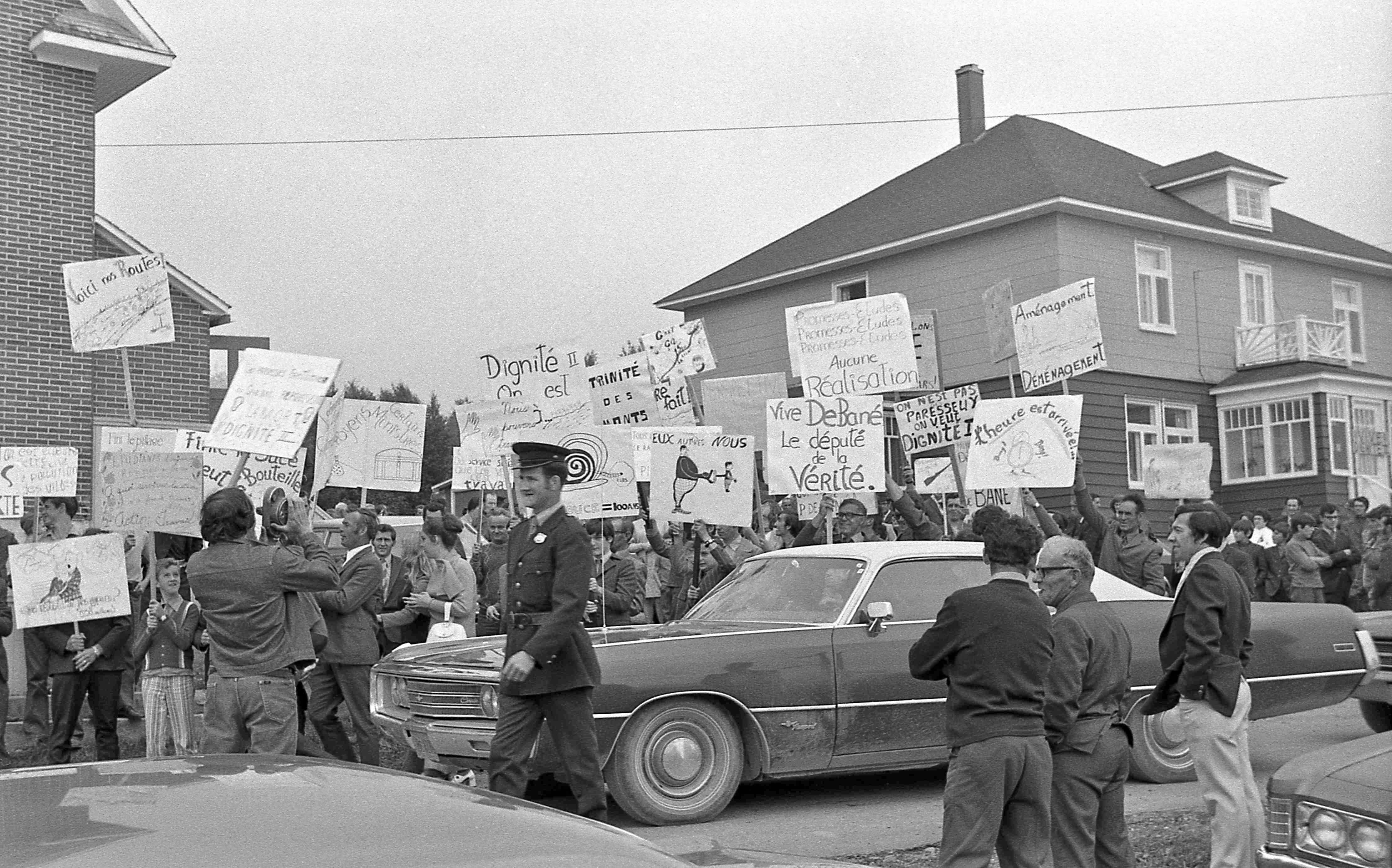 Plus de 6000 personnes manifestent à Esprit-Saint le 15 aout 1971. © Centre des Opérations dignité.